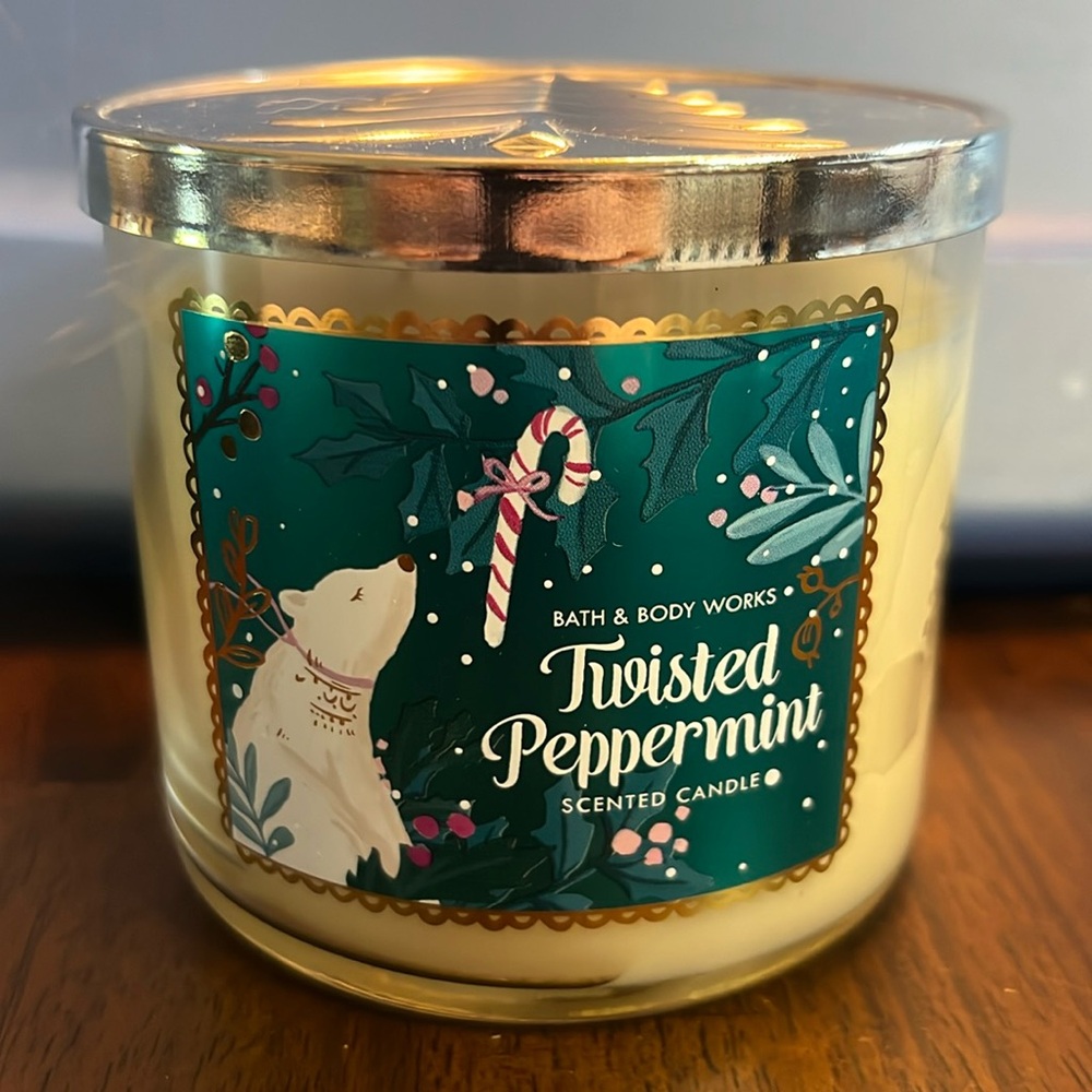 Bath & Body Works Twisted Peppermint 3 wick candle‎